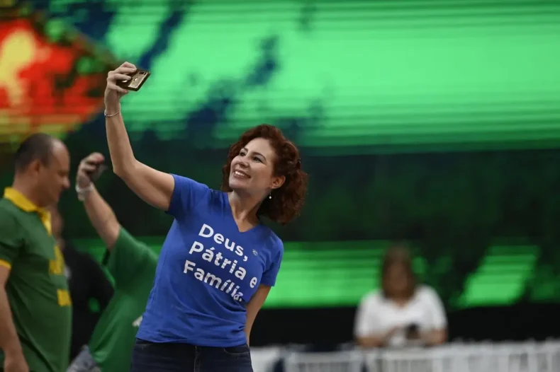 Deputada Carla Zambelli entra para a lista vermelha da Interpol