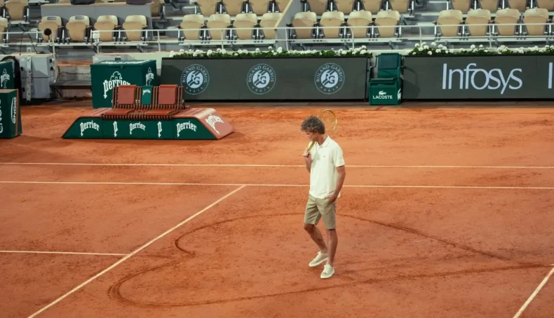 Gustavo Kuerten repete gesto icônico na quadra principal de Roland Garros
