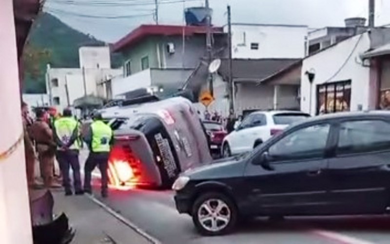 Viatura da PM capota em SC e policial fica ferido, mas sem gravidade
