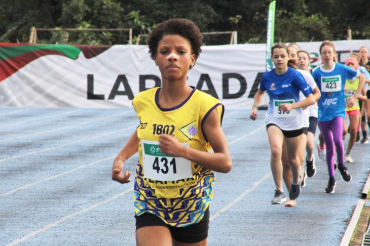 Haitiana moradora de Blumenau é ouro no atletismo; conheça trajetória