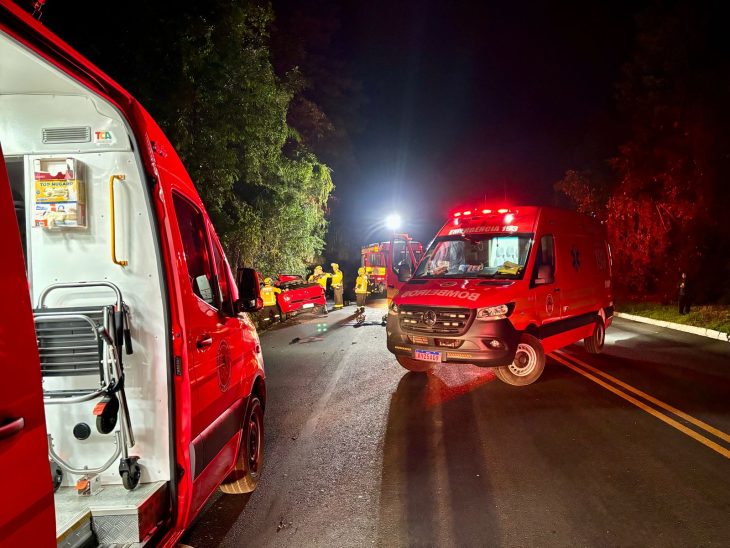 Acidente entre carro e carreta resulta em morte e jovem ferida em SC