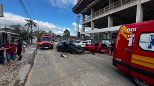 Motorista bate em três carros estacionados e causa feridos no litoral