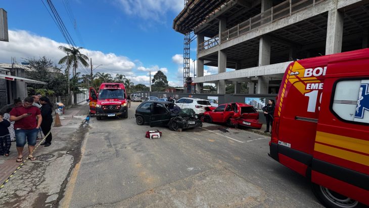 Motorista bate em três carros estacionados e causa feridos no litoral