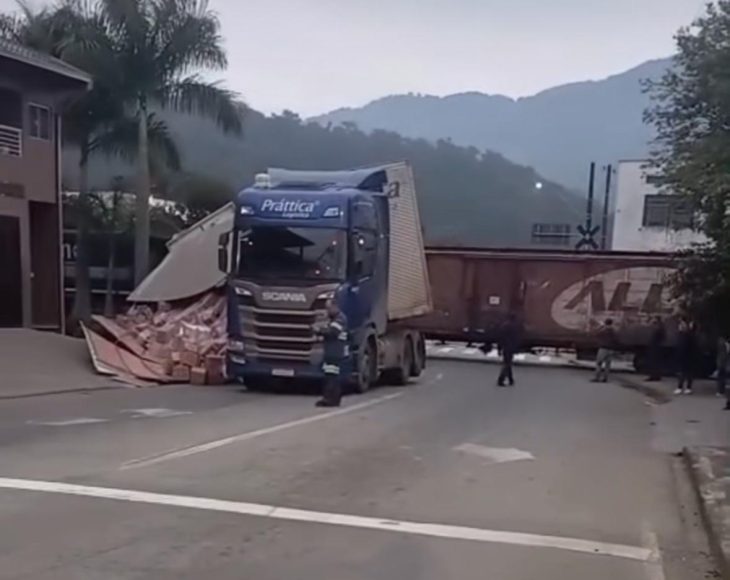 Acidente entre carreta e trem bloqueia trânsito no Norte de SC