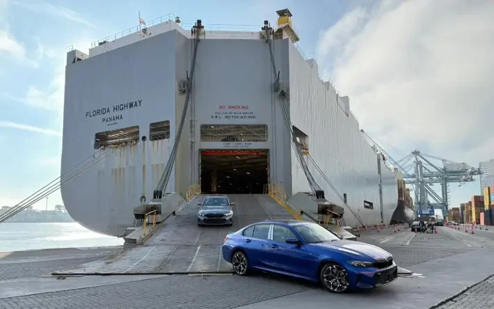 Centenas de BMW são desembarcadas no Porto de Itajaí
