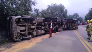 Carreta tomba na BR-470 e rodovia é interditada em ambos os sentidos