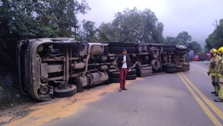 Carreta tomba na BR-470 e rodovia é interditada em ambos os sentidos