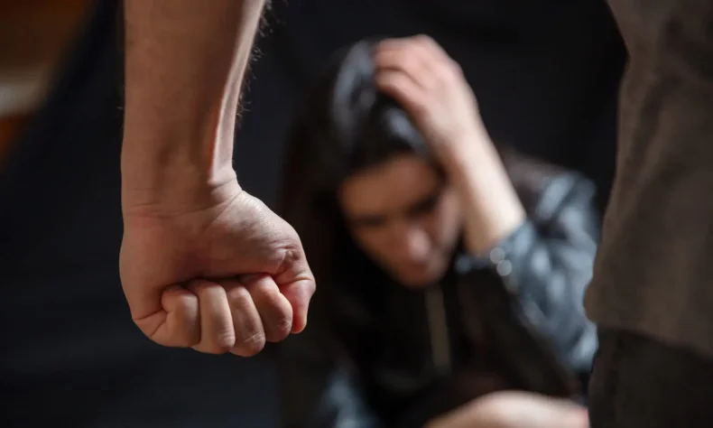 Homem com passagens policiais é preso após agredir ex-companheira