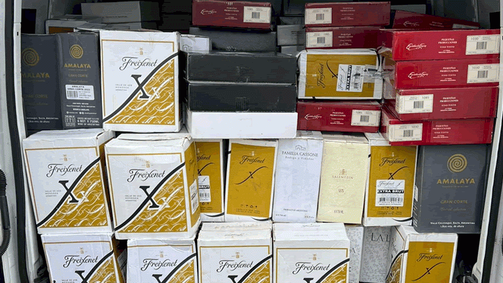 Mais de 2 mil garrafas de vinho em fundo falso de veículo são apreendidas