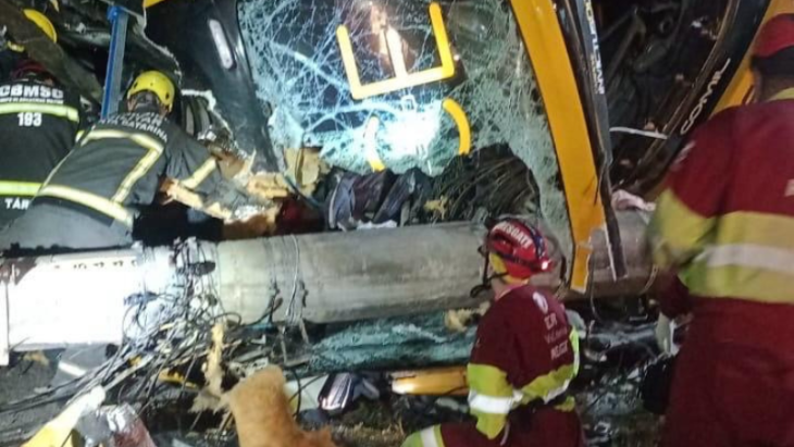 Ônibus tomba na BR-101, deixa feridos e uma pessoa morta