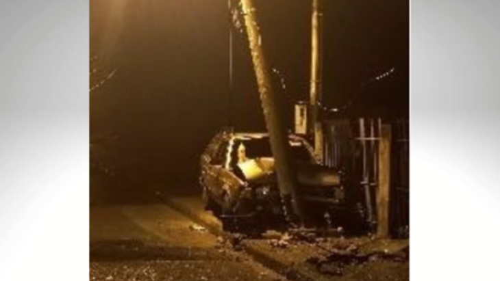 Adolescente perde controle do carro e fica ferido ao bater contra poste