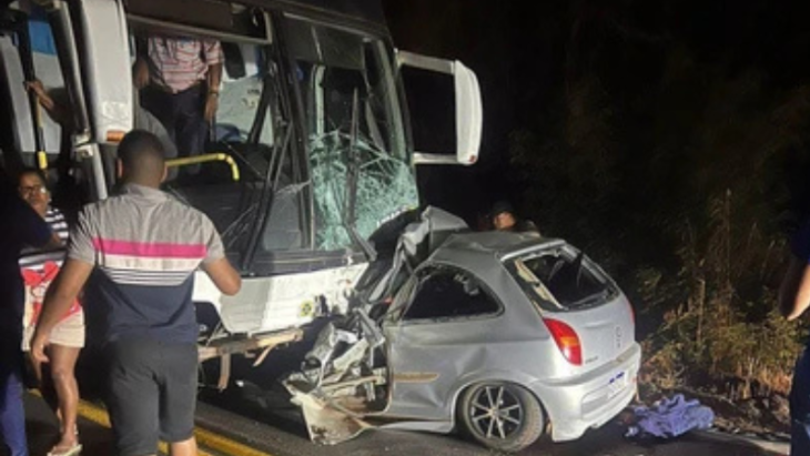 Cinco pessoas morrem após carro bater de frente com ônibus