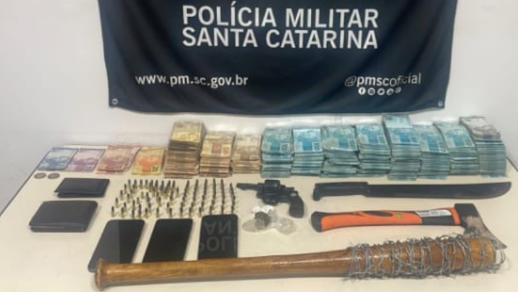 PM prende casal com mais de R$ 400 mil, arma e munições no Vale do Itajaí