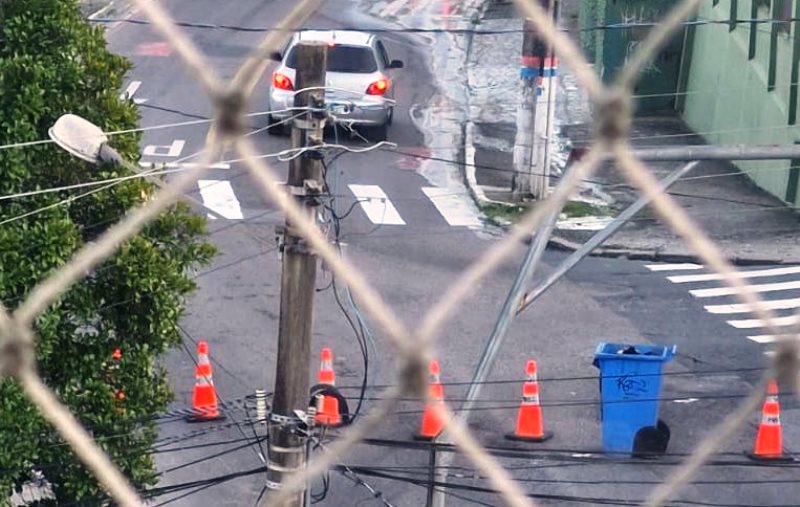 Carro derruba poste e deixa avenida interditada em Florianópolis