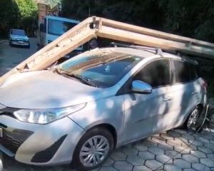 Carro derruba poste e deixa parte do Sul da Ilha sem energia