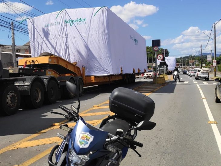 Carreta gigante altera trânsito nesta quinta-feira no Vale