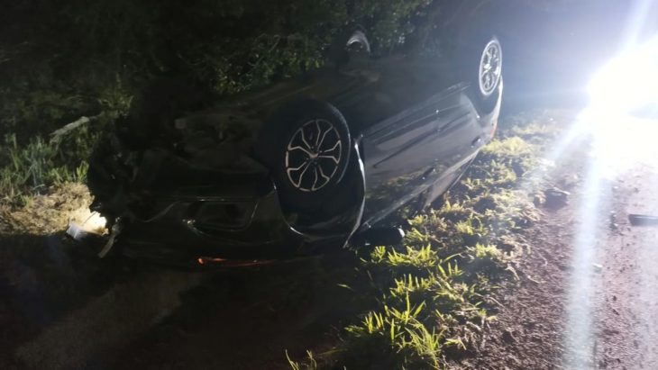 Motorista fica ferido após carro sair da pista e capotar na BR-470