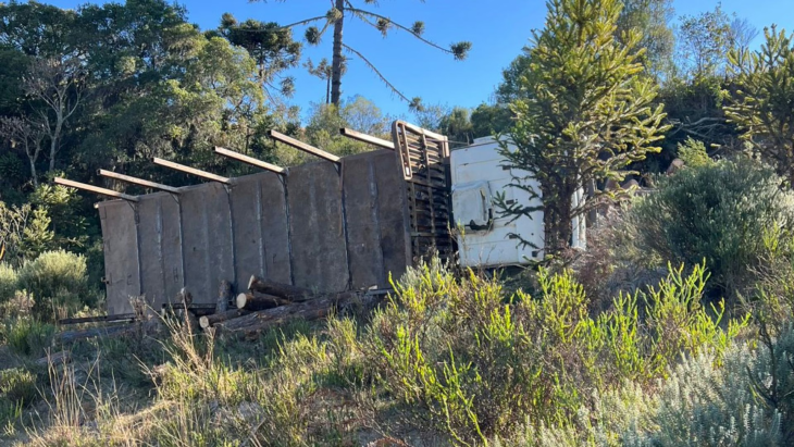 Caminhoneiro morre após carreta despencar em ribanceira de SC