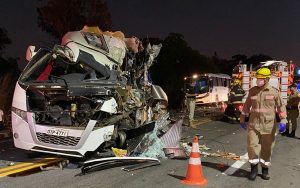 Acidente com dois ônibus de estudantes e carreta deixa mortos e feridos