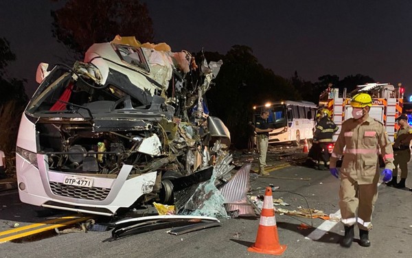 Acidente com dois ônibus de estudantes e carreta deixa mortos e feridos