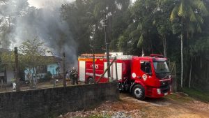 Incêndio de grandes proporções destrói casa e deixa feridos