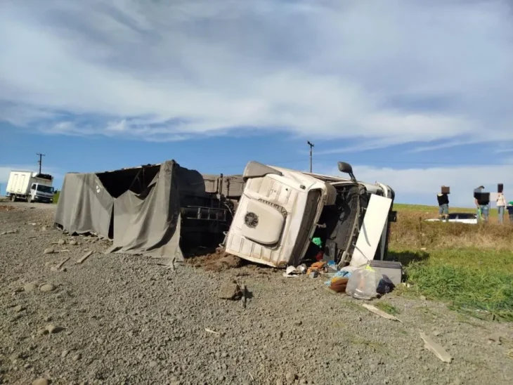 Motorista fica ferido após carreta tombar e ser ejetado de cabine