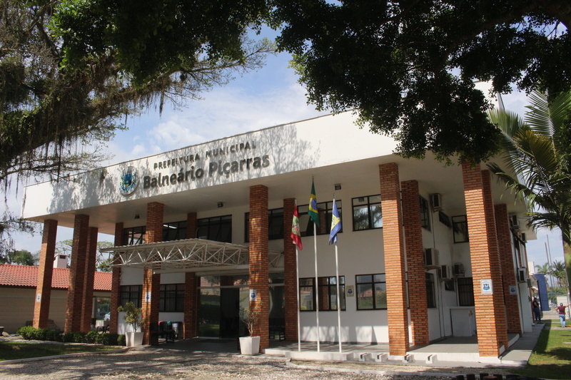 Prefeitura de Balneário Piçarras abre seletivos com salários de até R$ 10,8 mil