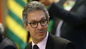 Novo de SC desconvida Zema após ataque a Flávio Bolsonaro