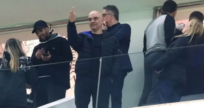 Saiba para quem Alexandre de Moraes mostrou o dedo em jogo do Corinthians