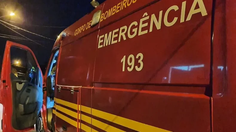 Colisão entre carro e moto deixa feridos em estado grave
