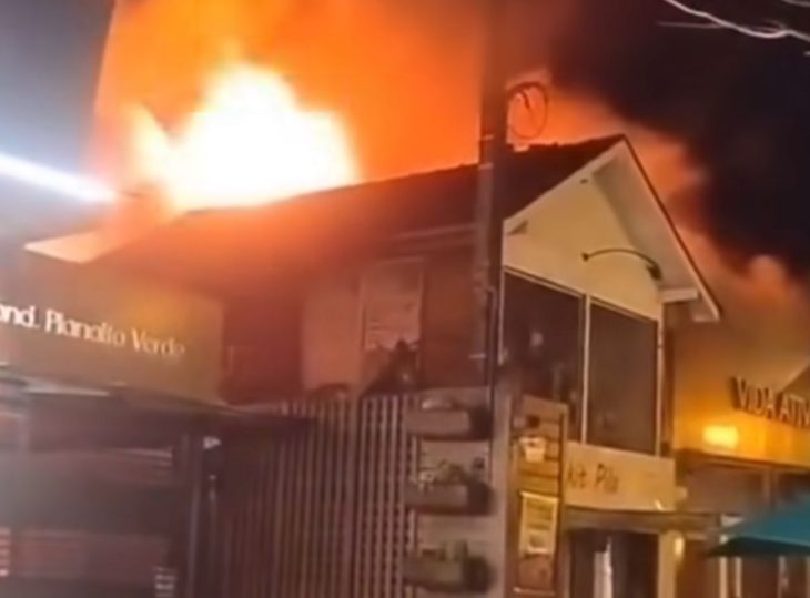 Vídeo: incêndio atinge prédios comerciais em avenida de Gramado