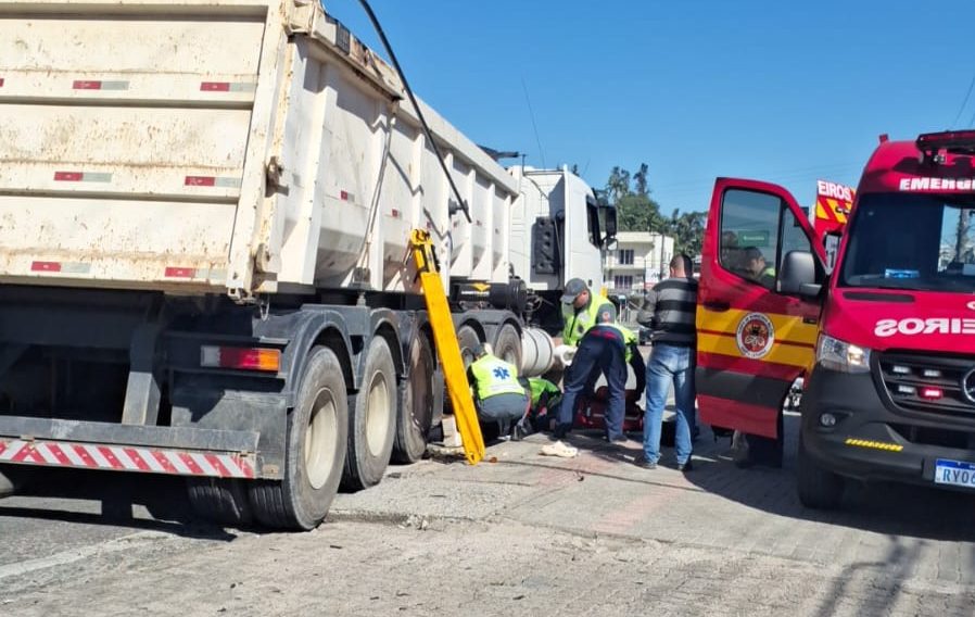 Mulher fica ferida em acidente entre caminhão e motocicleta
