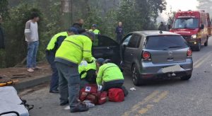 Colisão em poste deixa motorista ferido em Brusque