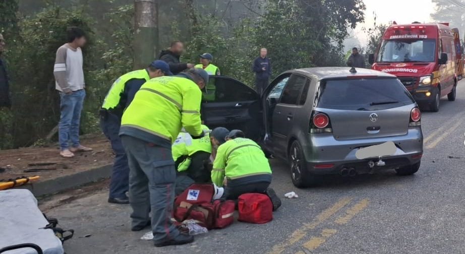 Colisão em poste deixa motorista ferido em Brusque
