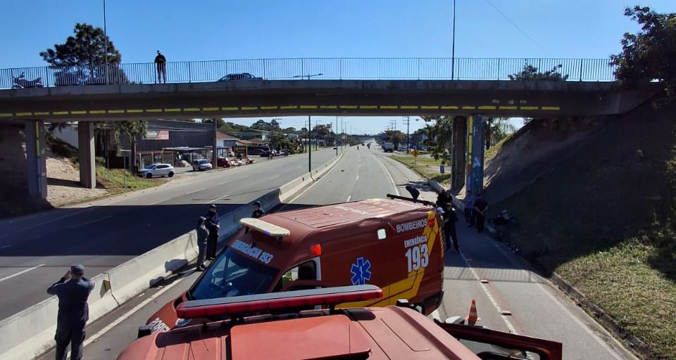 Motociclista morre ao ser lançado de viaduto e atropelado na SC-401