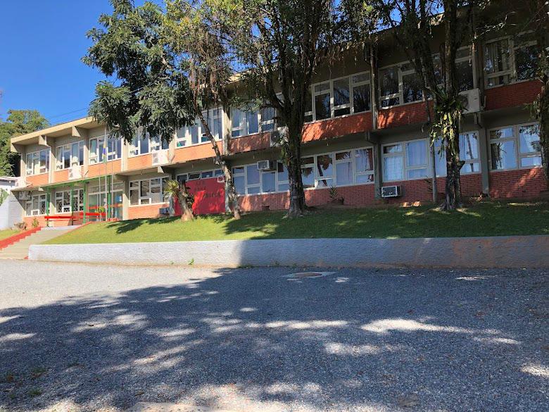Homem em surto acessa escola de SC após fim de relacionamento