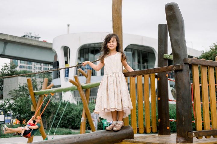 Luz natural e brincadeiras ao ar livre ajudam a prevenir miopia infantil