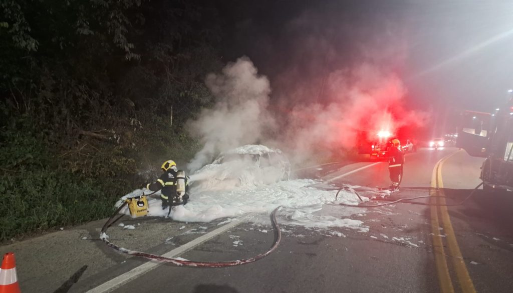 Incêndio destrói veículo na Rodovia Antônio Heil em Brusque