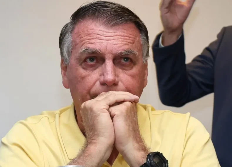 Bolsonaro nega que deixará o país e analisa possível prisão