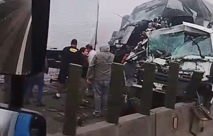 Vídeo: Acidente com 12 veículos interdita BR-101; uma pessoa ficou em estado grave