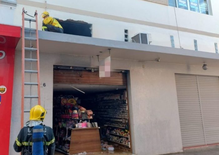 Vídeo: incêndios em loja de bijuterias e depósito mobilizam bombeiros