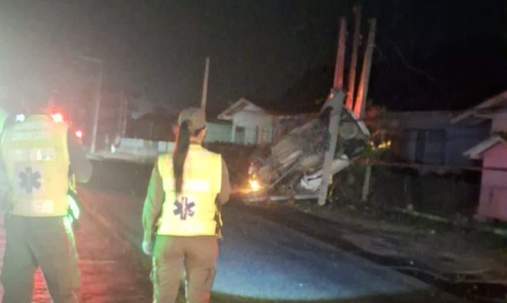 Veículo fica destruído após forte colisão contra poste em Bruque