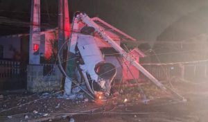 Veículo fica destruído após forte colisão contra poste em Brusque