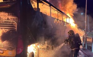 Ônibus com 45 passageiros pega fogo na BR-101 Norte