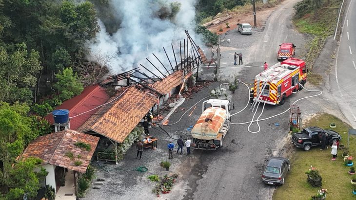 Comércio pega fogo e fica destruído às margens da SC-477