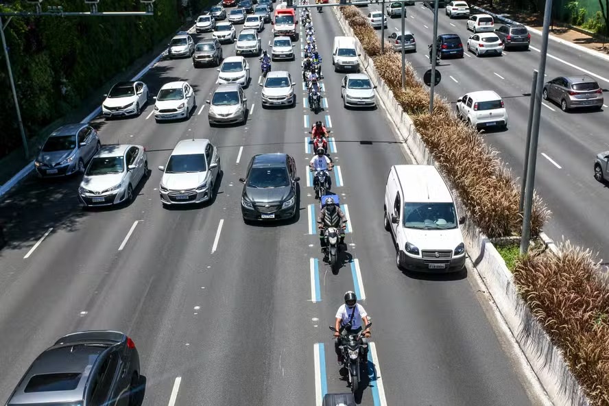 Enquete: Prefeitura quer criar faixas exclusivas para motos na Capital