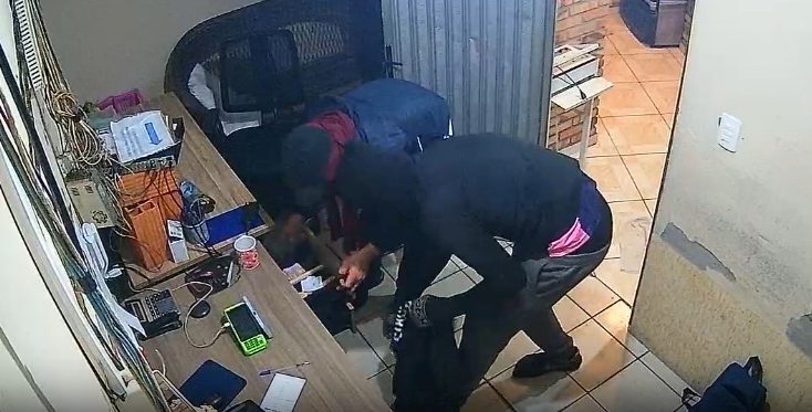 Bandidos furtam dinheiro de motel e são presos logo após ação