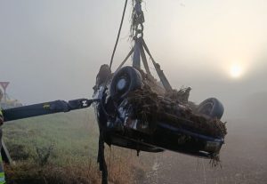Duas pessoas morrem após carro capotar na BR-101 e cair no rio