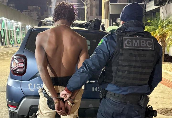 Homem é preso após agredir mulher em via pública em Balneário Camboriú