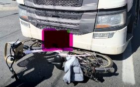 Ciclista idosa fica gravemente ferida em acidente com caminhão